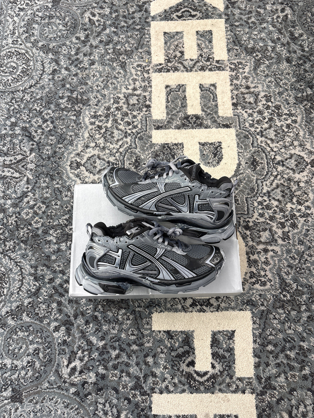 BALENCIAGA chunk runners grey/black 43 (10M) OG ALL DS