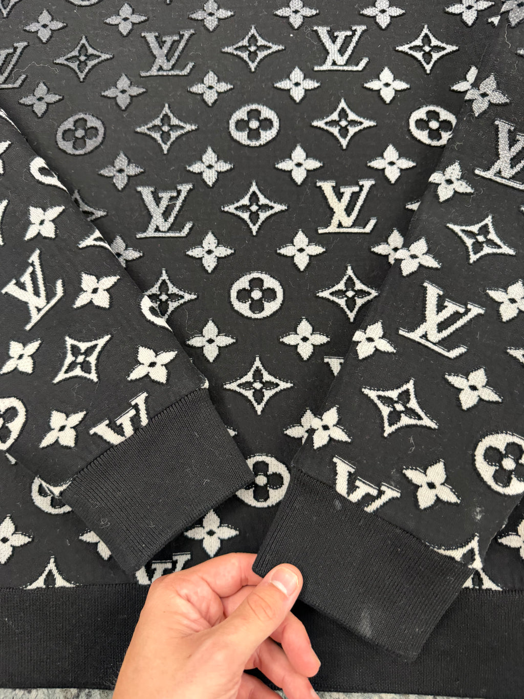 LV gradient logo crewneck black L U