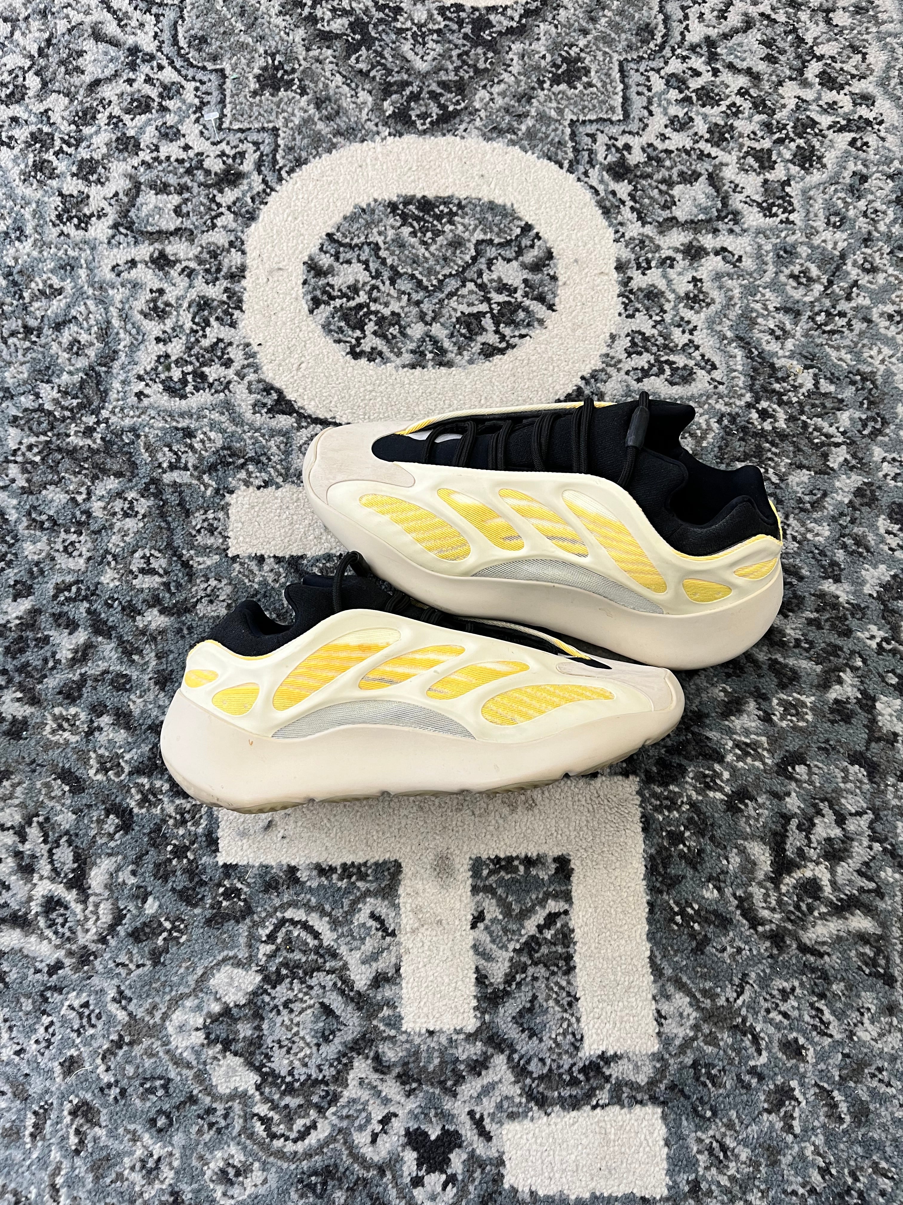 Yeezy 700 Safflower Size 9.5 U NB