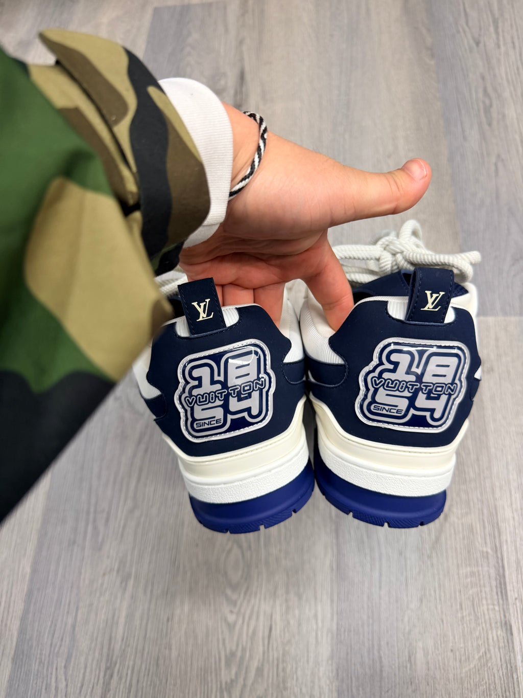 LV skate trainers navy/white 10LV (12M) NB U