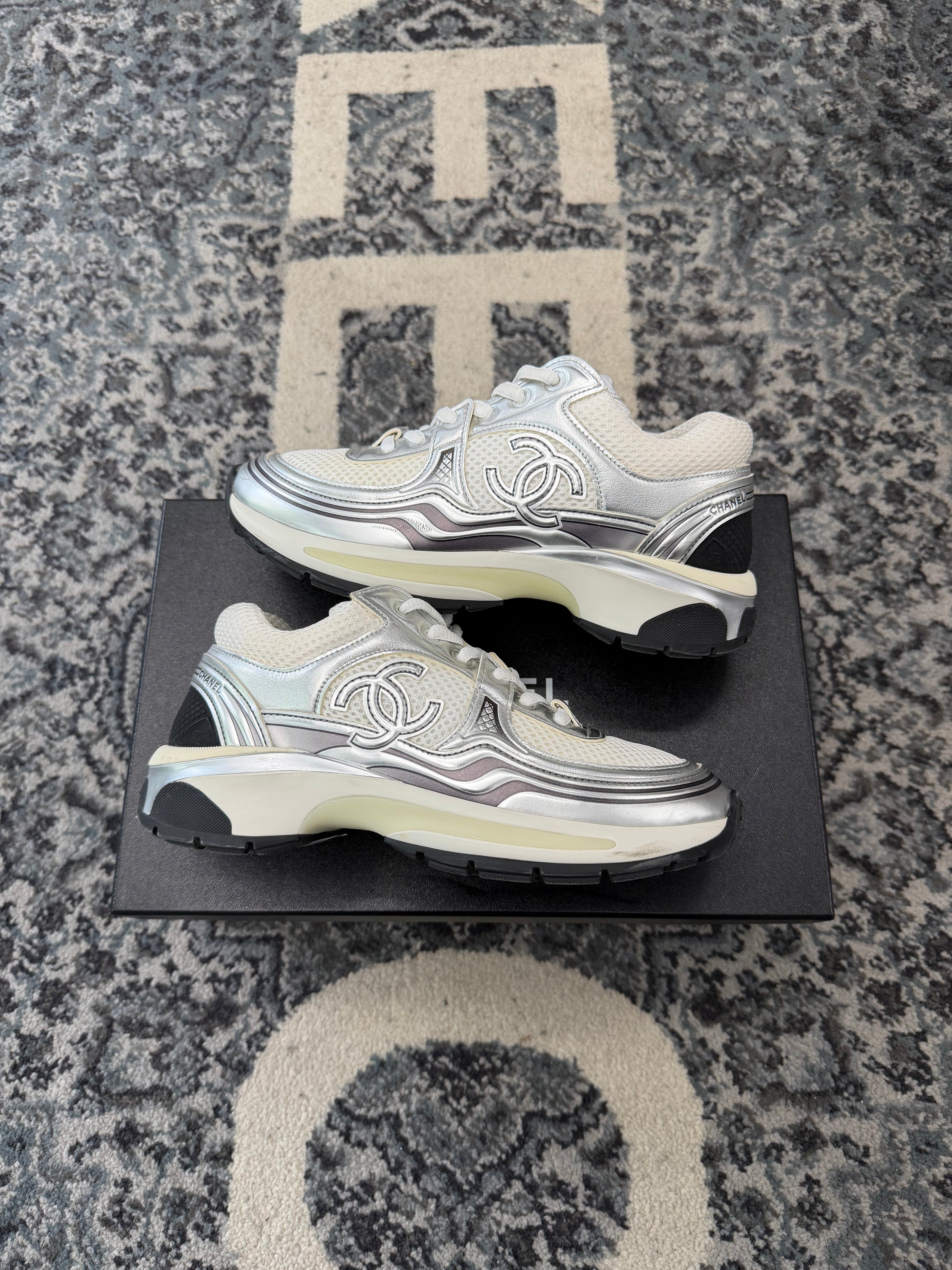 CHANEL cc runner silver/metallic 36 (6W) OG ALL U