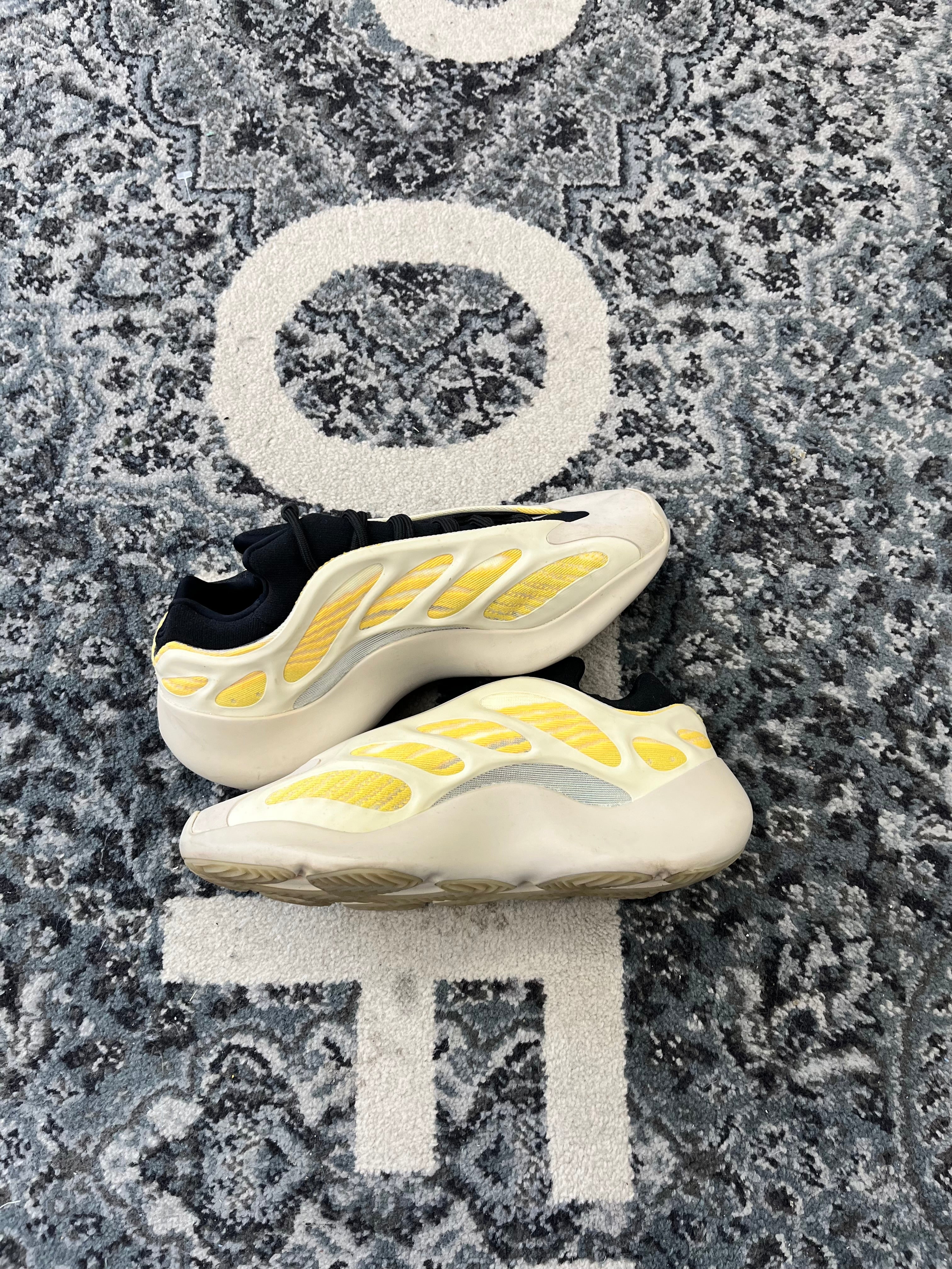Yeezy 700 Safflower Size 9.5 U NB