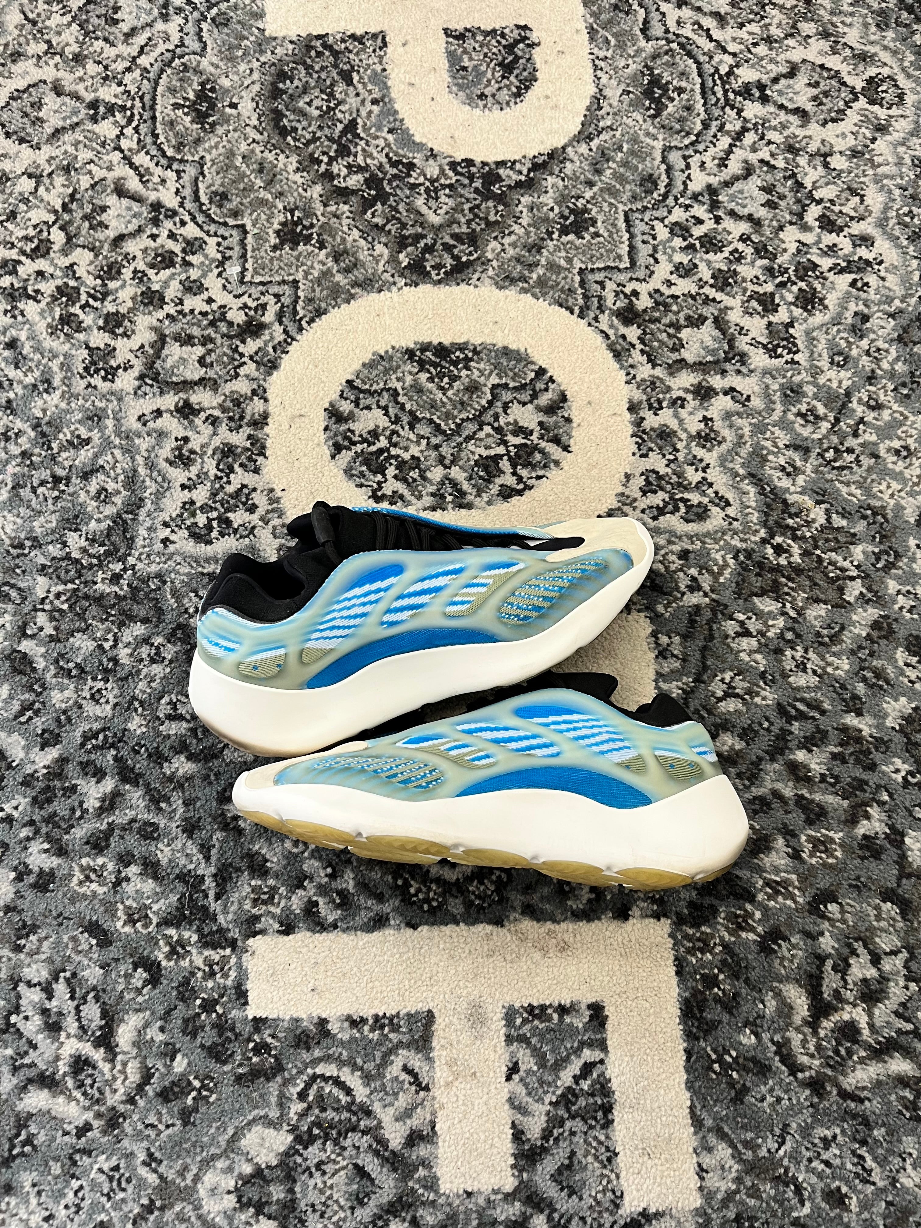 Yeezy 700 Arzareth Size 9.5 U NB