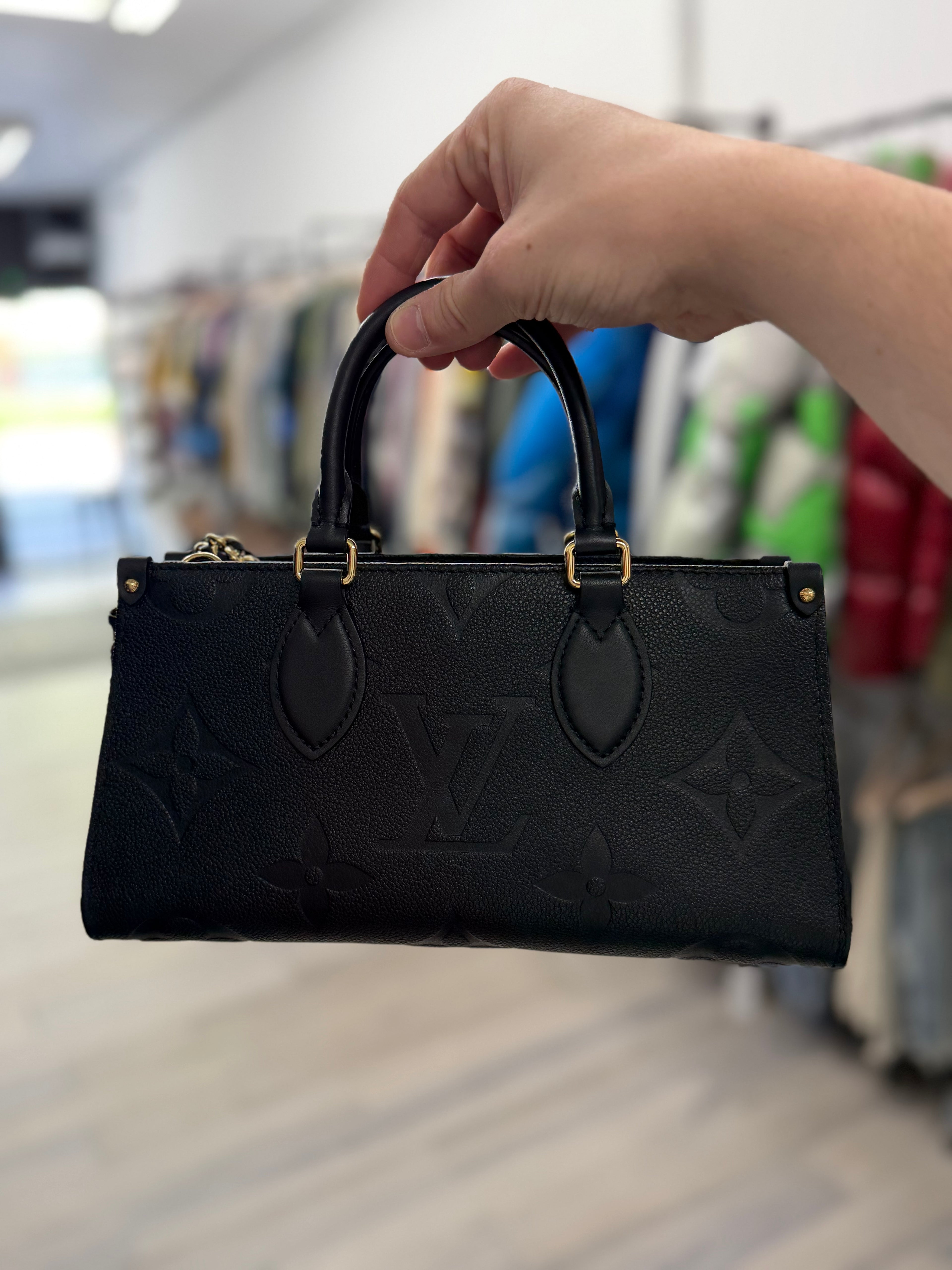 LV onthego “east west” monogram purse OS U