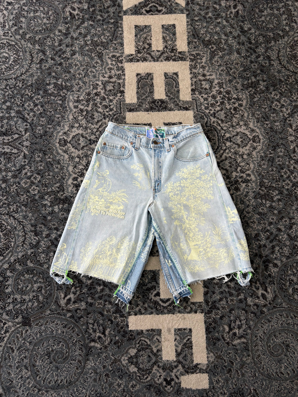 BETTER WITH AGE light wash shorts 32 U