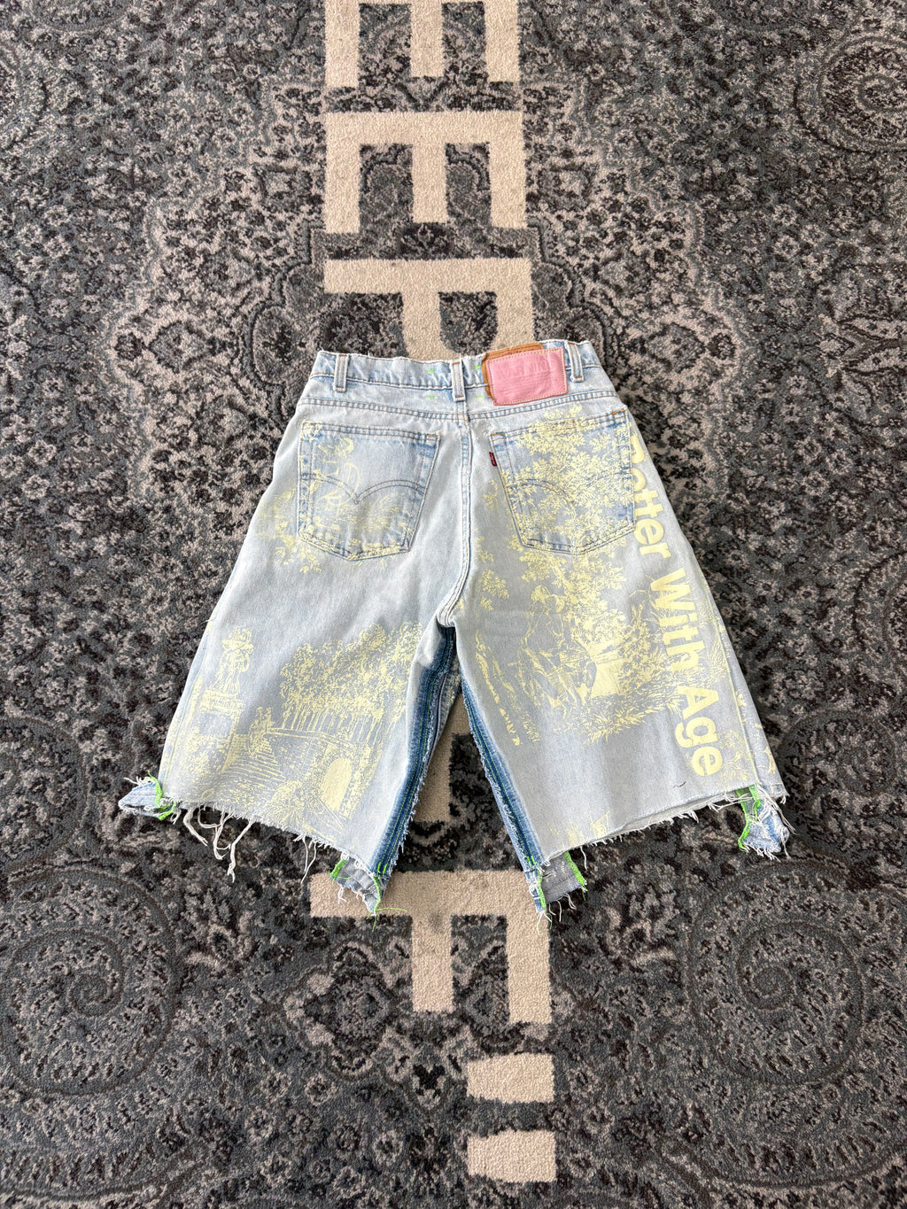 BETTER WITH AGE light wash shorts 32 U