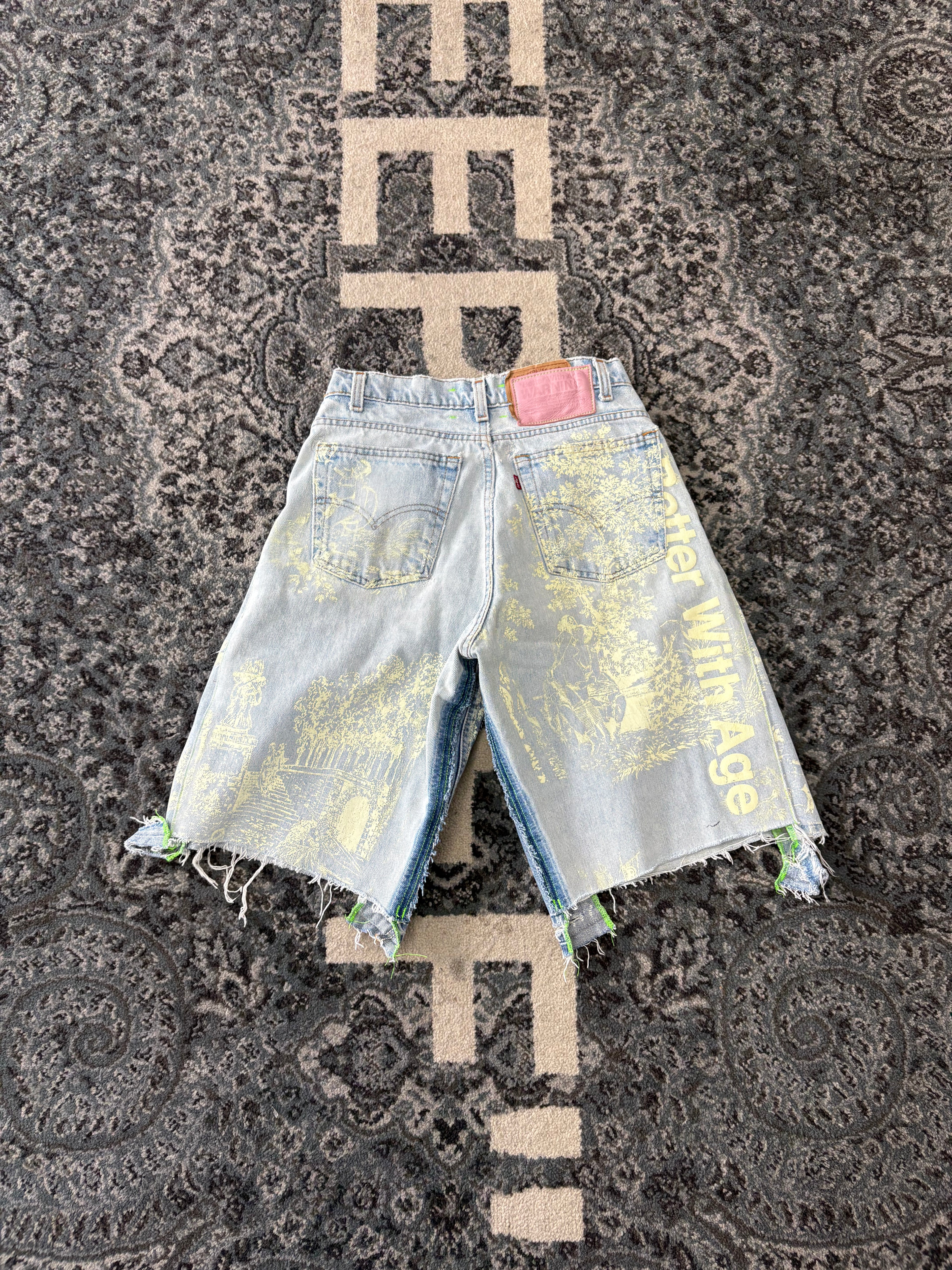 BETTER WITH AGE light wash shorts 32 U